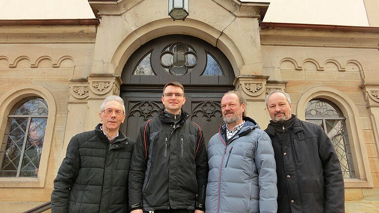 Zum Abschluss der Gebetstage stellte sich Pater Andreas Murk vom Kloster Schwarzenberg (Zweiter von links) mit Mitwirkenden vor der Klosterkirche in Bad Königshofen zu einem Erinnerungsbild. Von links: Organisator Hans Hofmann, Pfarrer Karl Feser von der Pfarrei Mariä Himmelfahrt und Bernhard Weigand von der Kirchenverwaltung der Klosterkirche. Zum Abschluss der Gebetstage stellte sich Pater Andreas Murk vom Kloster Schwarzenberg (Zweiter von links) mit Mitwirkenden vor der Klosterkirche in Bad Königshofen zu einem Erinnerungsbild. Von links: Organisator Hans Hofmann, Pfarrer Karl Feser von der Pfarrei Mariä Himmelfahrt und Bernhard Weigand von der Kirchenverwaltung der Klosterkirche.