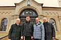 Zum Abschluss der Gebetstage stellte sich Pater Andreas Murk vom Kloster Schwarzenberg (Zweiter von links) mit Mitwirkenden  vor der Klosterkirche in Bad Königshofen zu einem Erinnerungsbild. Von links: Organisator Hans Hofmann,  Pfarrer Karl Feser von der Pfarrei Mariä Himmelfahrt und Bernhard Weigand von der Kirchenverwaltung der Klosterkirche.