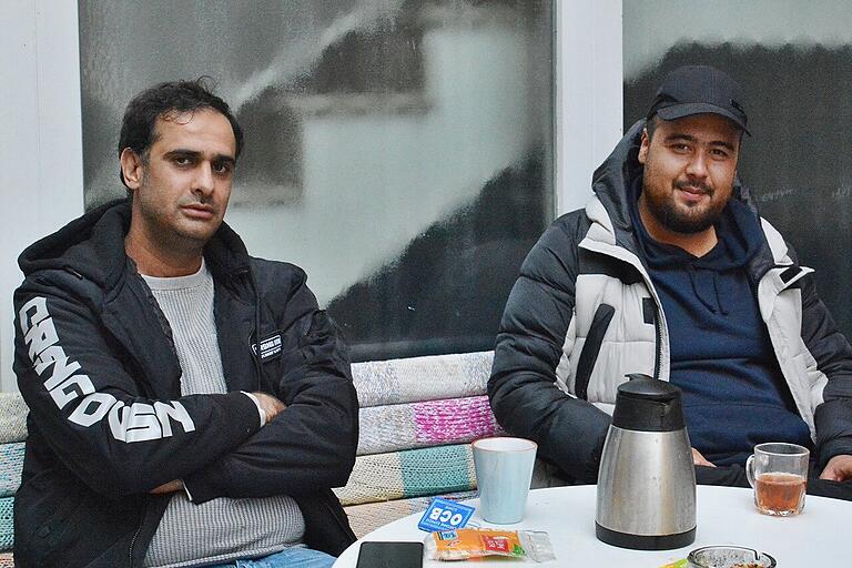 Gemeinsam kann man vor dem Haus Sankt Michael sitzen und Gespräche führen oder mit seiner Familie in Afghanistan per Handy Kontakt aufnehmen. Was fehlt ist der Kontakt zur Bevölkerung und eine eigene Wohnung. Gemeinsam kann man vor dem Haus Sankt Michael sitzen und Gespräche führen oder mit seiner Familie in Afghanistan per Handy Kontakt aufnehmen. Was fehlt ist der Kontakt zur Bevölkerung und eine eigene Wohnung.
