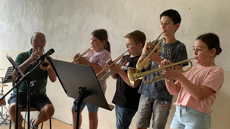 Das Trompeten-Quartett überzeugt beim Vorspielnachmittag in Gambach. Von links: Musiklehrer Dieter Bayer, Jasmin Pfister, Andreas Ebert, Alexander Steinmitz und Mia Dittmaier.