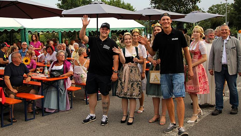 Weinselige Stimmung herrschte beim Escherndorfer Weinfest am Wochenende, zu dem die Lump-Jugend und Weinprinzessin Julia Voll über tausend Besucher begrüßen durften.