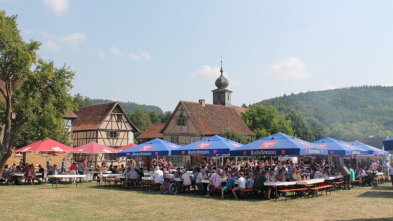 Die große Wiese im Fladunger Museumsdorf hatte sich am Wochenende in einen riesigen Festplatz verwandelt. Die große Wiese im Fladunger Museumsdorf hatte sich am Wochenende in einen riesigen Festplatz verwandelt.