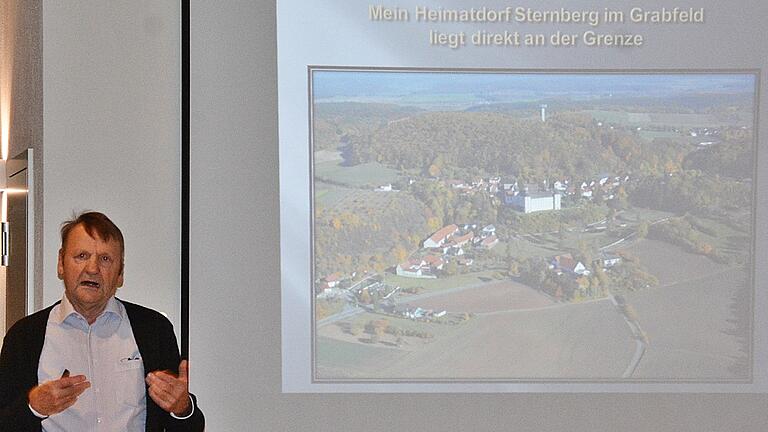 Reinhold Albert, Kreisheimatpfleger für Rhön-Grabfeld, beim Vortrag in Bad Königshofen über verschwundene Orte im ehemaligen Grenzgebiet. Der Ex-Grenzpolizist kennt sich auch mit Minen aus.&nbsp;