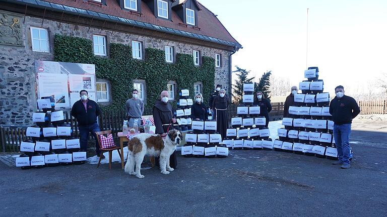 Auf dem Kreuzberg fand eine Protestaktion für eine Öffnungsperspektive für das Gastgewerbe statt. Die Namen der Mitarbeiter, die aufgrund von Kurzarbeit derzeit nicht arbeiten können, wurden an Bierfässern befestigt. Das Bild zeigt (von links): Gastronomiedirektor Giuseppe Cerasola, René Blaufuß (Haustechnik), Pater Georg Andlinger mit Bernhardiner Josef, Ines Weghofer, Rafael Holzheimer (Brauer), Pater Martin Domogalla, Christina Scheuring (Einkauf und Controlling), Pater Korbinian Klinger und Geschäftsführer Christian Weghofer.