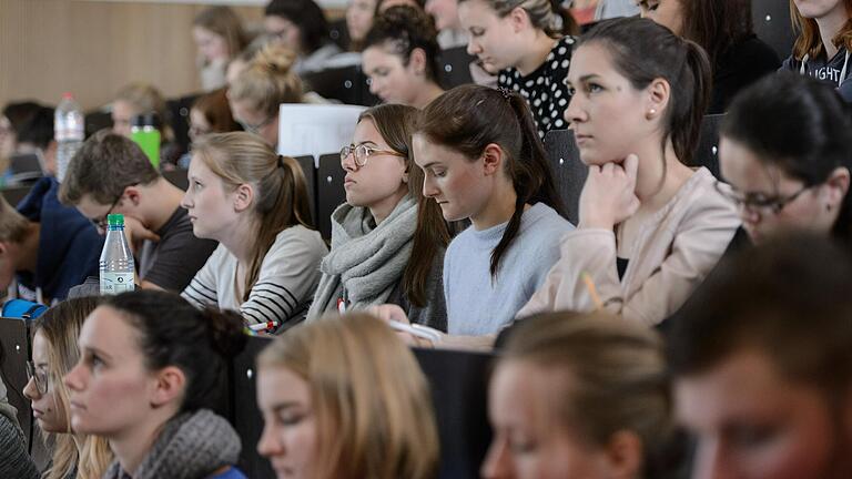 Erinnerung an die Vor-Corona-Zeit: ein voller Hörsaal an der Uni Würzburg bei einer Grundvorlesung in Pharmazie. Aus allen Nähten platzen würden die Vorlesungen und Seminare für angehende Grundschullehrer ohne Numerus Clausus.