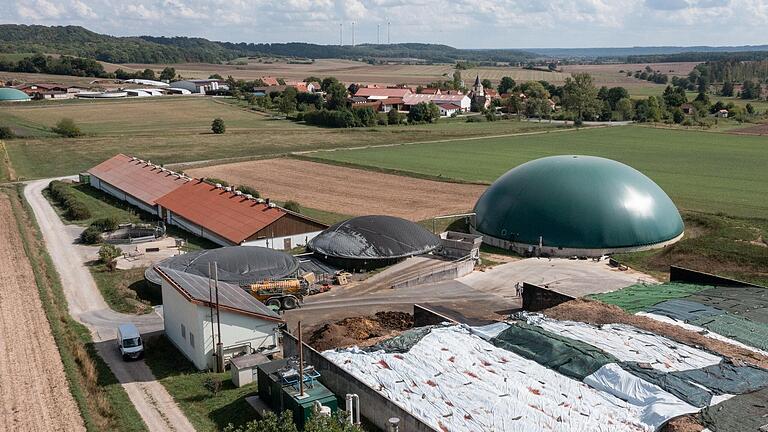 Zwei Biogasanlagen und jede Menge Photovoltaik: So versorgen Landwirte aus Birklingen weit mehr als ihren eigenen Ort. Ein Modell für die Zukunft mit Erneuerbaren Energien? Zwei Biogasanlagen und jede Menge Photovoltaik: So versorgen Landwirte aus Birklingen weit mehr als ihren eigenen Ort. Ein Modell für die Zukunft mit Erneuerbaren Energien? 