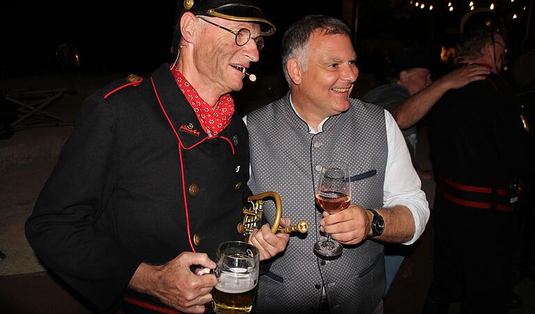 Volkachs Bürgermeister Heiko Bäuerlein (rechts) und der Chef der Atneihauser, Norbert Neugirg, trafen sich hinterher zum lockeren Plausch.