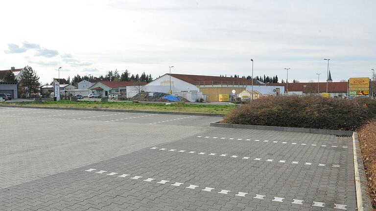 Rechts vom Edeka-Markt soll eine Schallschutzwand entstehen. Vor dem Lärm schützen würde sie jedoch nur den Netto-Markt.