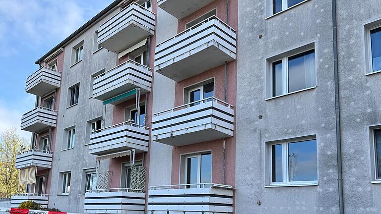 Frau mit Kind von Balkon gestürzt       -  Die Polizei Magdeburg ermittelt, nachdem eine Frau und ein Kind beim Sturz von einem Balkon schwer verletzt worden sind.