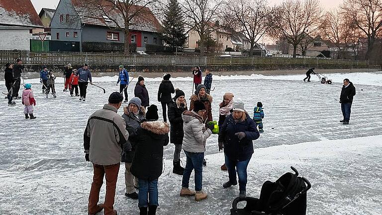 Eislaufen auf dem Mühlweiher       -  (la)   Rechtzeitig zum Wochenende war er bestens präpariert, der Mühlweiher bei Dürrfeld. Dank des Dauerfrosts in den letzten Wochen hatte sich auf dem See eine dicke und tragende Eisschicht gebildet, die zum Eislaufen und Hockeyspielen einlud. Alt und Jung nutzten diese Gelegenheit. Und wer selbst keine Kufen an den Füßen hatte, beobachtete das Geschehen auf dem Eis als Zuschauer. Im Herbst wird der Wasserspiegel des von der Anglergemeinschaft Grettstadt-Dürrfeld genutzten Weihers an der Ortsausfahrt in Richtung Prosselsheim stets abgesenkt. So lange zugefroren wie jetzt war der Teich in den letzten Jahren jedoch nicht.