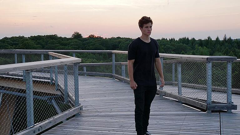 Während der Stern von Wincent Weiss derzeit ganz oben am Schlagerhimmel leuchtet, geht die Sonne bei den Dreharbeiten auf dem Baumwipfelpfad für seinen aktuellen Hit „Frische Luft“ gerade unter. Während der Stern von Wincent Weiss derzeit ganz oben am Schlagerhimmel leuchtet, geht die Sonne bei den Dreharbeiten auf dem Baumwipfelpfad für seinen aktuellen Hit „Frische Luft“ gerade unter.