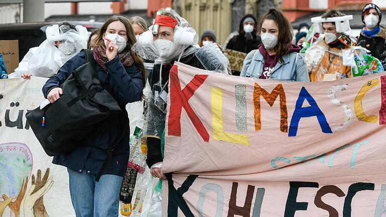 Forderten ein Ende leerer Versprechungen: Demonstrierende der Bewegung Fridays for Future am Freitag in der Würzburger Innenstadt.&nbsp;