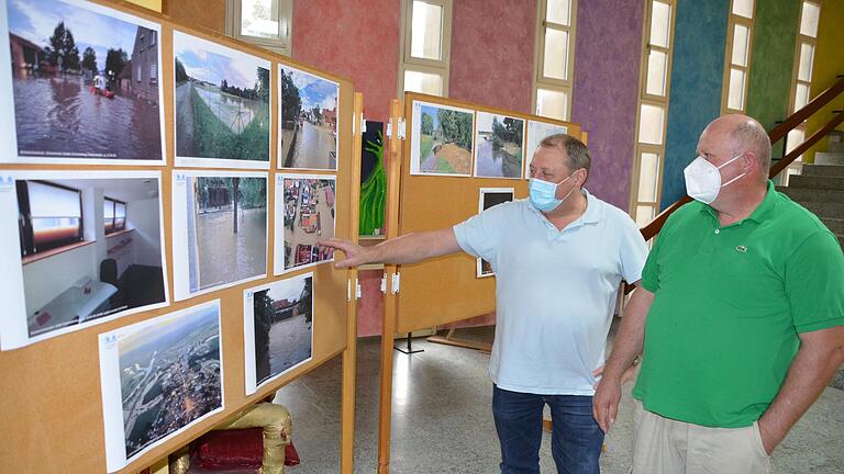 Betroffene Anlieger betrachten Schreckensbilder des Hochwassers vom 9. Juli 2021 in Schwarzach. Die neue Interessengemeinschaft Hochwasserschutz informierte am Freitag über ihre Anliegen und Forderungen an die Politik.