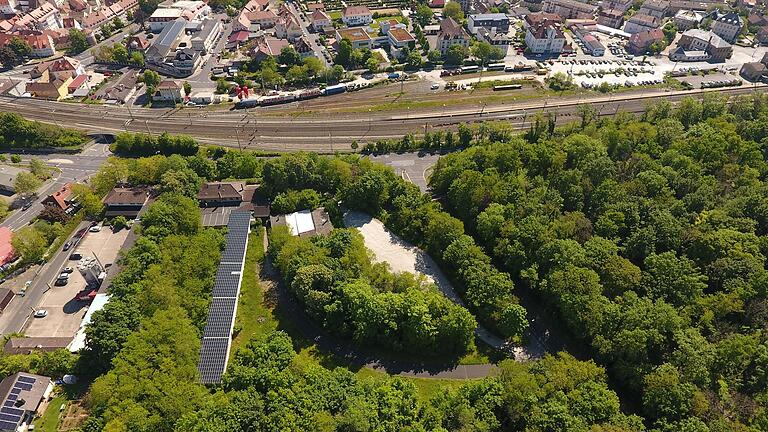 Das Drohnenbild zeigt die umfangreiche Grünfläche am Schützenhaus (Mitte). Sollen dort Wohngebäude entstehen, müssen sie sich ins Stadtbild einfügen.