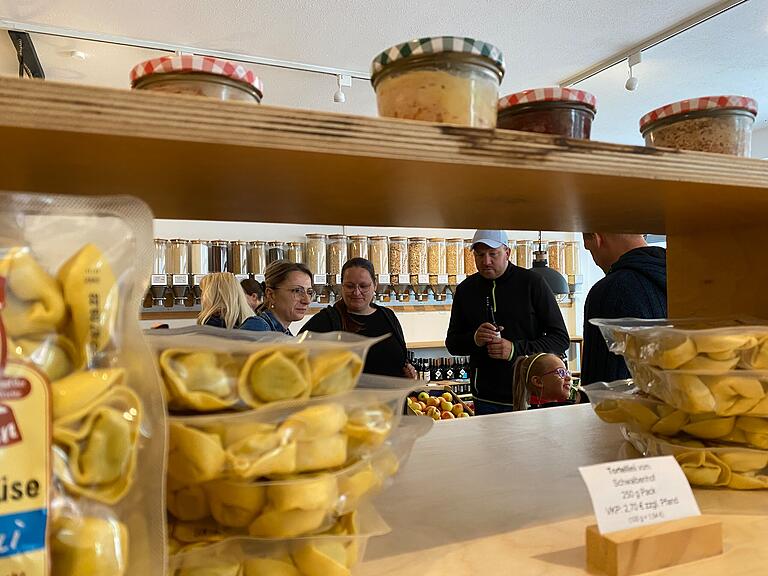 Nur wenige Waren, wie die gefüllten Nudeln oder Wurst im wiederverwendbaren Schraubglas aus der Region sind vakuumverpackt.