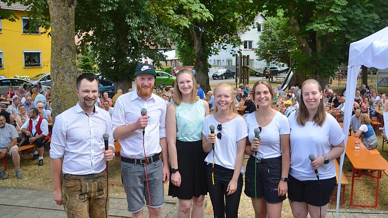 Die traditionelle Predigt über Missgeschicke und Ständchen für Unternehmer und bekannte Persönlichkeiten des Ortes waren Höhepunkte der Kirchweih.&nbsp; Unser Bild zeigt die Protagonisten der Kirchweihjugend (von links) Michael Danzberger, Daniel Drescher, Jasmin Erhard, Emelie und Alina Graf sowie Lisa Drescher.