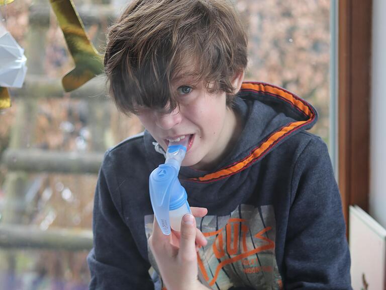Noah Glasstetter mit 13 Jahren beim Inhalieren. Seit seiner Geburt leidet er an der Stoffwechselkrankheit Mukoviszidose. Noah Glasstetter mit 13 Jahren beim Inhalieren. Seit seiner Geburt leidet er an der Stoffwechselkrankheit Mukoviszidose.