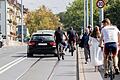 Auf der Würzburger Löwenbrücke gibt es keinen Radweg. Da sich Fahrradfahrende eine Spur mit den Bahngleisen und dem Autoverkehr teilen müssen, weichen manche unerlaubt auf den Gehsteig aus.