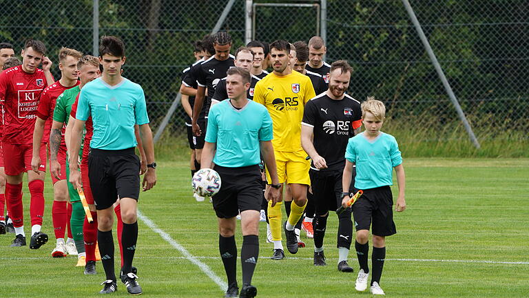 Schiedsrichter-Boom rund um Bad Kissingen       -  Kam als Assistent von Schiedsrichter-Obmann Alexander Arnold (Bildmitte) unlängst sogar in einem Vorbereitungsspiel des Landesligisten FC Fuchsstadt zum Einsatz: der zwölfjährige Hannes Pyka vom SV Garitz.