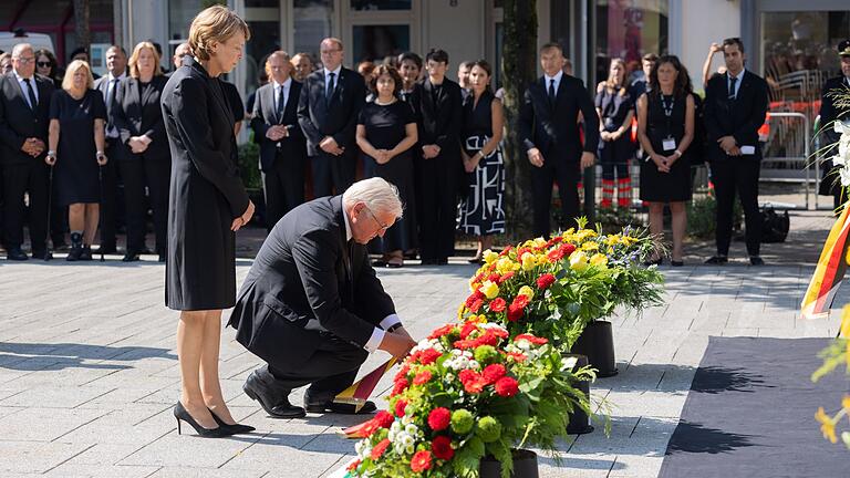 Gedenken an Solingen-Anschlag       -  Bundespräsident Steinmeier legt Kranz am Tatort nieder.