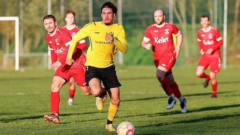 In dieser Szene läuft Fabio Volderauer (Mitte) vom TSV Eisingen den Spielern des TSV Lohr im Aufeinandertreffen in der Fußball-Bezirksliga West davon. Im Toto-Pokal-Wettbewerb gegen den Kreisligisten TSV Uettingen erzielte Volderauer zwei Tore.