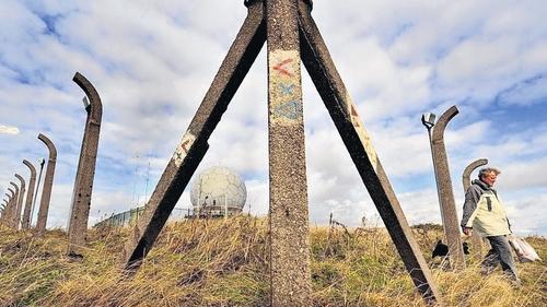 Stille graue Zeugen der deutschen Geschichte: 20 Jahre nach der Wiedervereinigung wird der Sperrzaun um das Radom auf der Wasserkuppe abgebaut. Wie Mahnmale ragen die übermannshohen Pfähle in die Luft.