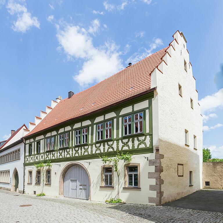 Schmückende Elemente wie das Fachwerk und der Treppengiebel zieren die Fassade dieses sanierten Gebäudes in Gerolzhofen. Schmückende Elemente wie das Fachwerk und der Treppengiebel zieren die Fassade dieses sanierten Gebäudes in Gerolzhofen.