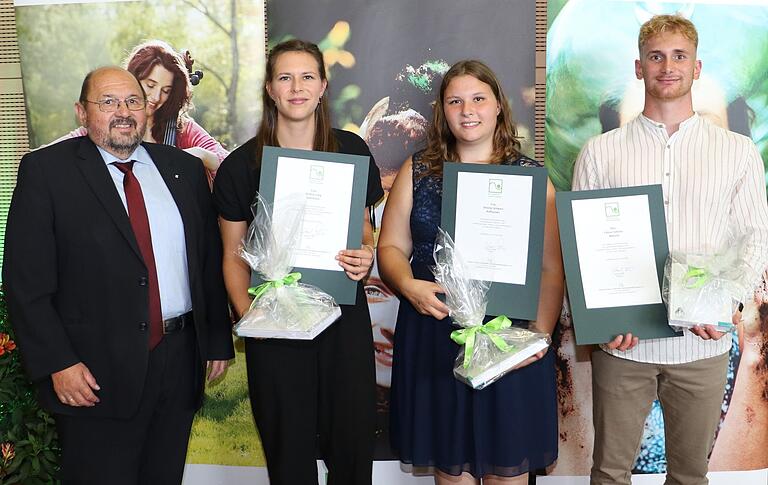 Auszeichnung der drei besten Technikerinnen und Techniker in der Fachrichtung GaLaBau (von links):&nbsp;Gerhard Zäh, Präsident des VGL Bayern, Nadine Lang, Simone Schwarz und Fabian Schmitz.