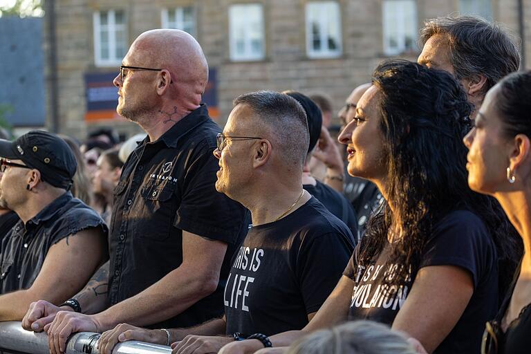 1500 Fans kamen am Sonntag zum Auftritt von VNV Nation auf Schloss Eyrichshof. 1500 Fans kamen am Sonntag zum Auftritt von VNV Nation auf Schloss Eyrichshof.
