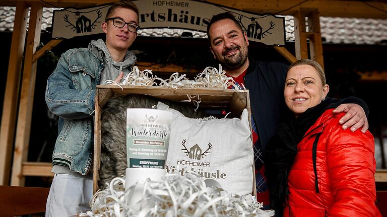 Der Biergarten des Hofheimer Wirtshäusles verwandelt sich in Kürze in ein Winterdörfle. Im Bild: Rene Tierno mit Ehefrau Rebecca und Sohn Mario.