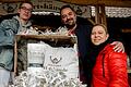 Der Biergarten des Hofheimer Wirtshäusles verwandelt sich in Kürze in ein Winterdörfle. Im Bild: Rene Tierno mit Ehefrau Rebecca und Sohn Mario.