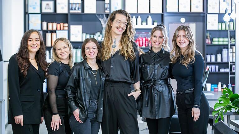 Ein Teil des 13-köpfigen Artroom-Teams (von links): Mona Schneider, Alisa Tichonow, Anabell Curth, Inhaber Matthias Herzberg, Jaqueline Hermann und Anna Müller. Ein Teil des 13-köpfigen Artroom-Teams (von links): Mona Schneider, Alisa Tichonow, Anabell Curth, Inhaber Matthias Herzberg, Jaqueline Hermann und Anna Müller. 