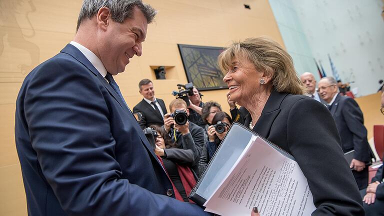 Ministerpräsident Markus Söder (CSU) begrüßt Charlotte Knobloch, ehemalige Präsidentin des Zentralrats der Juden in Deutschland, vor einem Holocaust-Gedenken im Landtag. Während Knoblochs Rede verließen AfD-Abgeordnete den Plenarsaal.