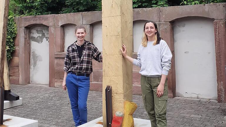 Die beiden Bischofsheimer Holzbildhauerinnen Johanna Barth und Johanna  Helle haben an den diesjährigen Bildhauertagen in Poppenhausen  teilgenommen und zum aktuellen Thema 'Wandern' eine Skulptur geschaffen,  die zugleich auch daran erinnern soll, dass Abfall im Wanderrucksack  wieder mit nach Hause genommen werden kann. Foto: Andreas Barth       -  Die beiden Bischofsheimer Holzbildhauerinnen Johanna Barth und Johanna  Helle haben an den diesjährigen Bildhauertagen in Poppenhausen  teilgenommen und zum aktuellen Thema 'Wandern' eine Skulptur geschaffen,  die zugleich auch daran erinnern soll, dass Abfall im Wanderrucksack  wieder mit nach Hause genommen werden kann. Foto: Andreas Barth