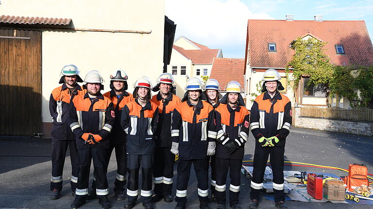Das Foto zeigt die erfolgreichen Feuerwehrmänner und -frauen nach ihrer Prüfung (von links): Thomas Troll (Stufe 6), Christoph Grebner (Stufe 1), Johannes Schmid (Stufe 3), Pia Endres (Stufe 1), Stefan Pfriem (Stufe 4), Florian Rickel (Stufe 3), Melina Krämer (Stufe 1), Martin Sterk (Stufe 4) und Tobias Haase (Stufe 4).