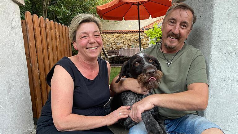 Sabine und Horst Kuffner sind glücklich, dass Jagdhund Leo wieder zuhause in Großlangheim (Lkr. Kitzingen) ist - gerade noch rechtzeitig zur Hochzeit des Paares.