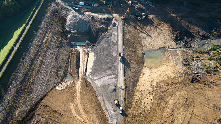 Eine riesige Baustelle ist der Ellertshäuser See. Die Grundsperre (Bildmitte) ist fast fertiggestellt.