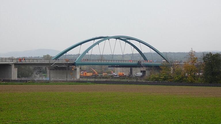Seit Freitag kann der Verkehr wieder über die Mainbrücke bei Theres rollen. Seit Freitag kann der Verkehr wieder über die Mainbrücke bei Theres rollen.