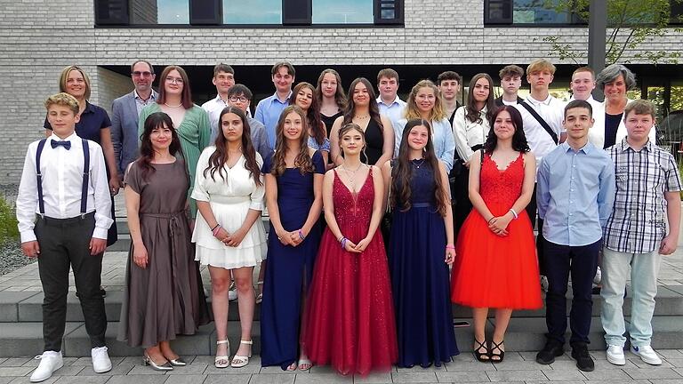 Die erfolgreichen Absolventen der Edmund-Grom-Mittelschule in Hohenroth. Rechts hinten Rektorin Susanne Kolb, links hinten Konrektorin Silke Hehn, daneben Bürgermeister Holger Schmitt, vorne zweite von links Carla Metz