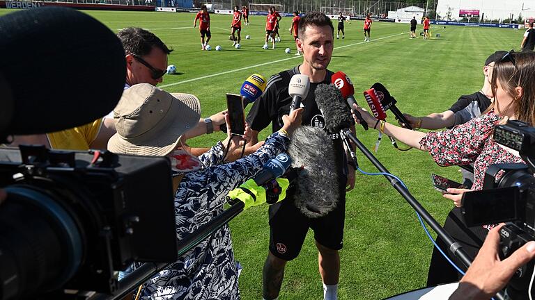 Trainingsstart 1. FC Nürnberg       -  Der neue Trainer Miroslav Klose spricht nach dem Training mit den zahlreichen Reportern am Rande des Platzes.