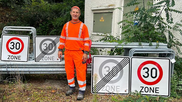 Viel zu tun: Bauhofleiter Wolfgang Hofmann zeigt die Verkehrsschilder auf dem Bauhof in Eltmann