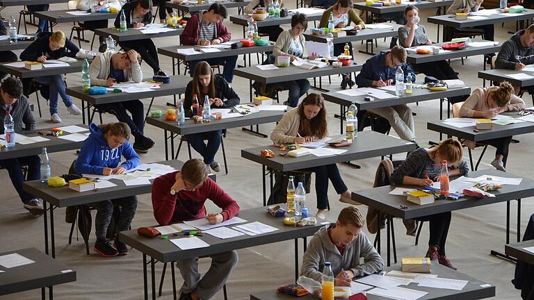 Zu schwierig? Zu textlastig? Oder doch im Rahmen? Die Mathe-Aufgaben des diesjährigen bayerischen Abiturs haben für Aufregung gesorgt.&nbsp;