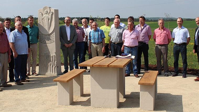 Ein Denkmal erinnert an die Flurbereinigung in Dankenfeld. Zur Segnung kamen die Mitglieder der Teilnehmergemeinschaft, der Leiter des Amtes für Ländliche Entwicklung Unterfranken Ottmar Porzelt (rechts neben dem Gedenkstein), Bürgermeister Thomas Sechser (Dritter von links), die beiden ehemaligen Örtlich Beauftragten und Kaplan Christian Körber (rechts), der der Anlage den kirchlichen Segen spendete. Ein Denkmal erinnert an die Flurbereinigung in Dankenfeld. Zur Segnung kamen die Mitglieder der Teilnehmergemeinschaft, der Leiter des Amtes für Ländliche Entwicklung Unterfranken Ottmar Porzelt (rechts neben dem Gedenkstein), Bürgermeister Thomas Sechser (Dritter von links), die beiden ehemaligen Örtlich Beauftragten und Kaplan Christian Körber (rechts), der der Anlage den kirchlichen Segen spendete.