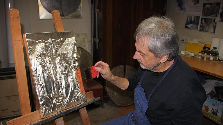Die aktuelle Arbeit des 73-Jährigen: Ein Relief von Tilman Riemenschneider, auf welchem eine Bethlehem-Szene zu sehen ist. Es handelt sich dabei um eine Kopie. - Die aktuelle Arbeit des 73-Jährigen: Ein Relief von Tilman Riemenschneider, auf welchem eine Bethlehem-Szene zu sehen ist. Es handelt sich dabei um eine Kopie. Die aktuelle Arbeit des 73-Jährigen: Ein Relief von Tilman Riemenschneider, auf welchem eine Bethlehem-Szene zu sehen ist. Es handelt sich dabei um eine Kopie. - Die aktuelle Arbeit des 73-Jährigen: Ein Relief von Tilman Riemenschneider, auf welchem eine Bethlehem-Szene zu sehen ist. Es handelt sich dabei um eine Kopie.