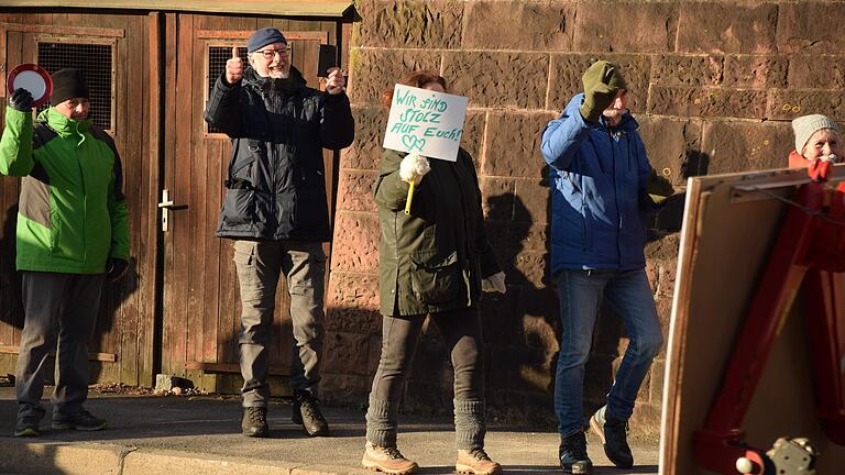 Am Straßenrand in Lohr drückten Zuschauer ihre Solidarität mit den Landwirten aus.&nbsp;