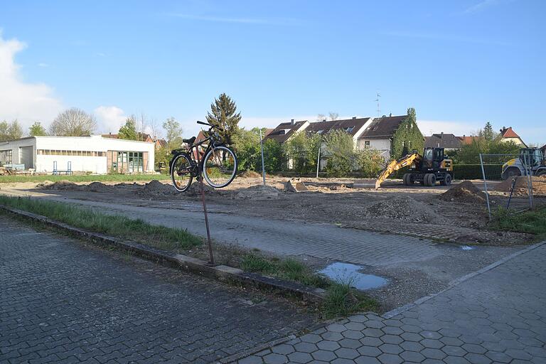 Hier in der Wiesenstraße in Uffenheim soll ein Gebäude entstehen, in dem unter anderem Platz für ein medizinisches Gesundheitszentrum sein solll. Alle Fraktionen im Stadtrat heißen das für gut.