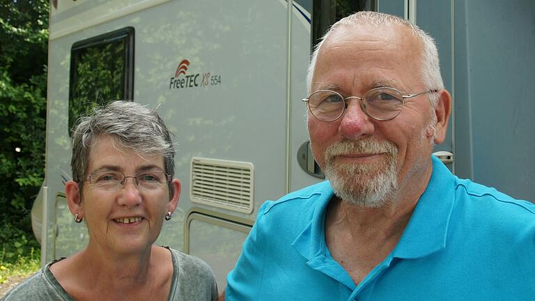 Ute Fließer (65) und Heinz Fließer (72) aus Zittau kommen vor allem wegen des Heilwassersees immer wieder gerne in die Therme.