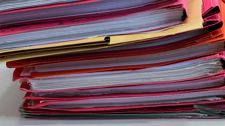 Dicke Akten: Der Vater eines Babys aus Zeil am Main, der wegen Mordversuchs vor dem Landgericht Bamberg angeklagt ist, hat ein längeres Vorstrafenregister.