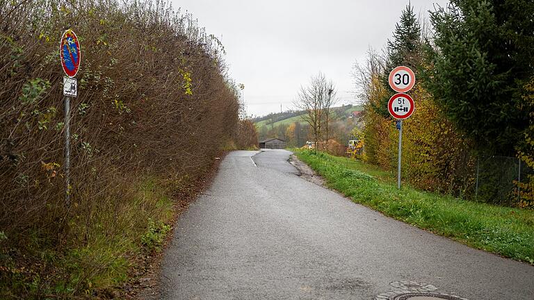 Dieser Weg soll auf zehn Meter verbreitert werden. An der im Foto linken Seite sollen Lastwagen-Stellplätze entstehen. Dieser Weg soll auf zehn Meter verbreitert werden. An der im Foto linken Seite sollen Lastwagen-Stellplätze entstehen.