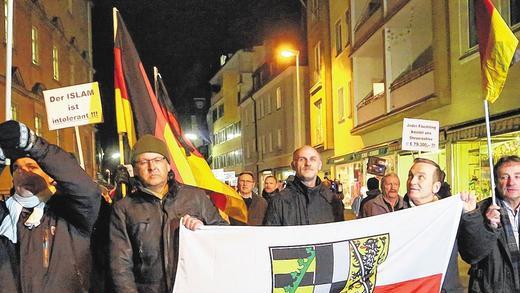 Pegida in Würzburg: Hauptsächlich Teilnehmer von auswärts bestritten die teils aggressive Demo, hier mit der verdrehten Oberfranken-Flagge.